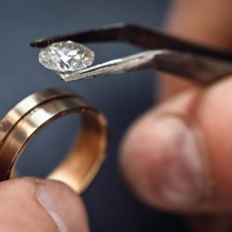 Workflow jeweler. Fitting a gemstone for the future of the golden ring